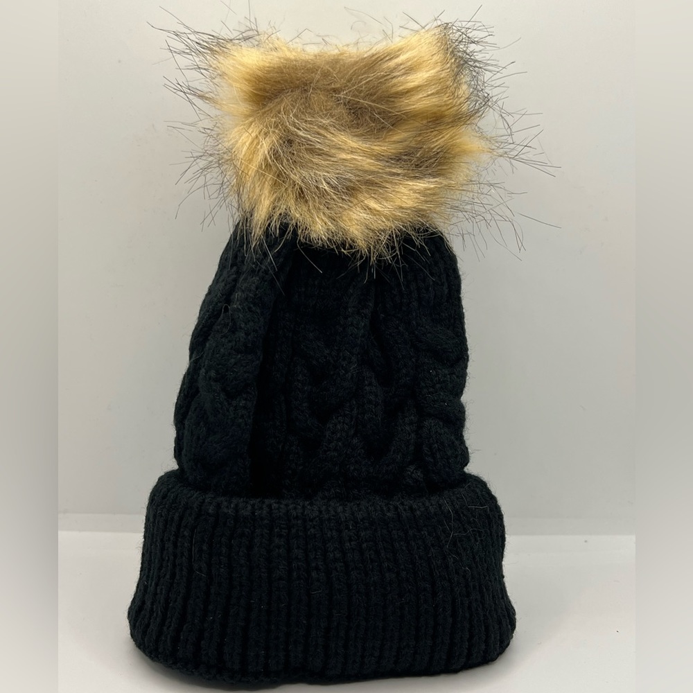 🖤 NWT- Adorable, Warm Pom Pom Baby Beanie 🖤 - Picture 1 of 4